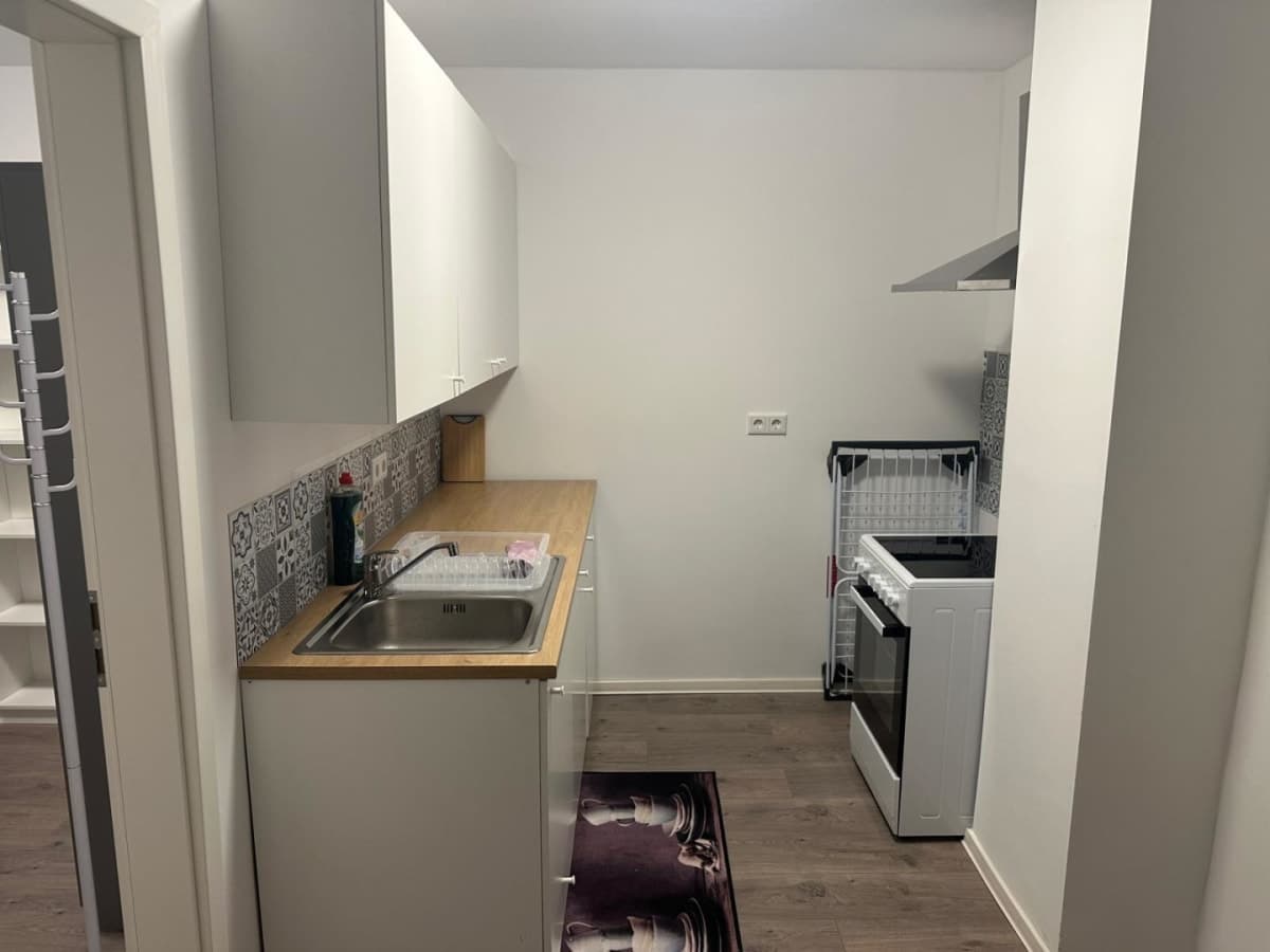 Bright 3 rooms shared Apartment in Central . – Newly Renovated -sulzbacher str 3. Stock links - Image 1