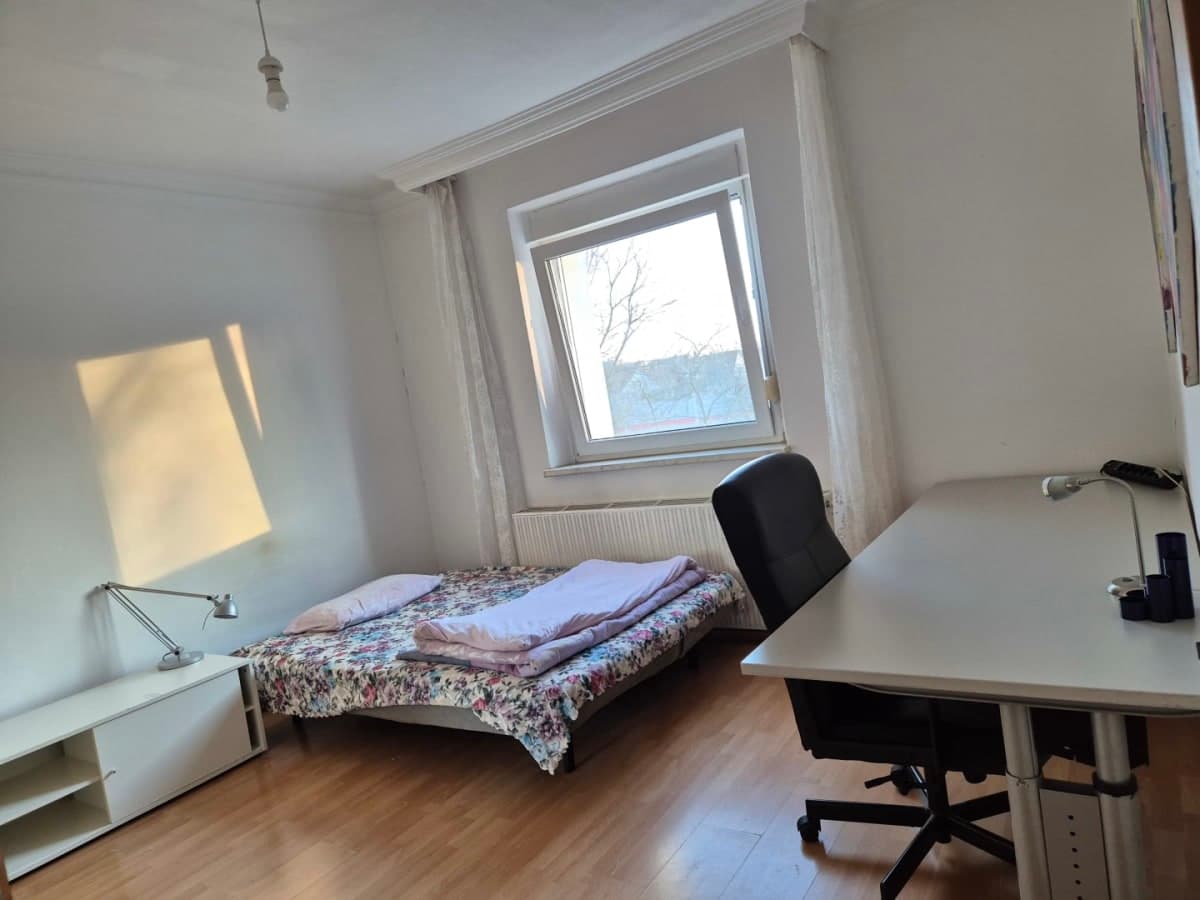 All 3 floors are Students, 3 min. from Subway, 10 min. from Main Station hans thoma str 36 1. stock - Image 1