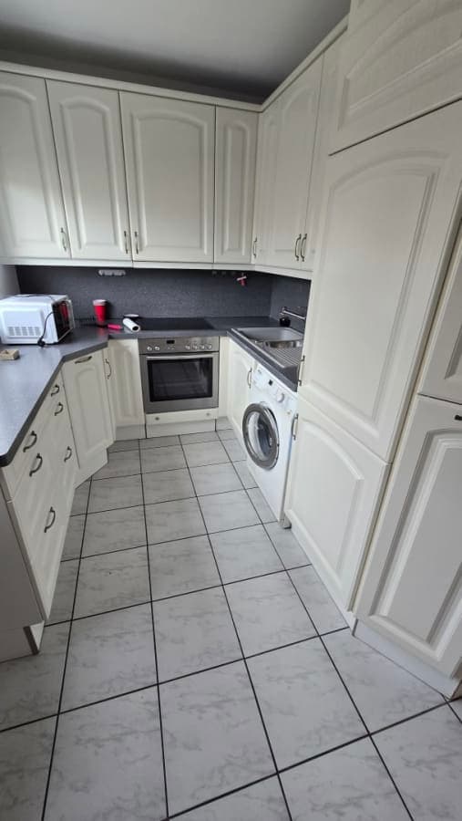 Gemütliche große 4 Zimmer Wohnung mit viel Platz und große Küche und Balkon - Image 1
